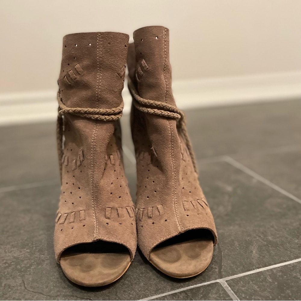 Dolce Vita Hasel peep toe booties - Picture 3 of 9
